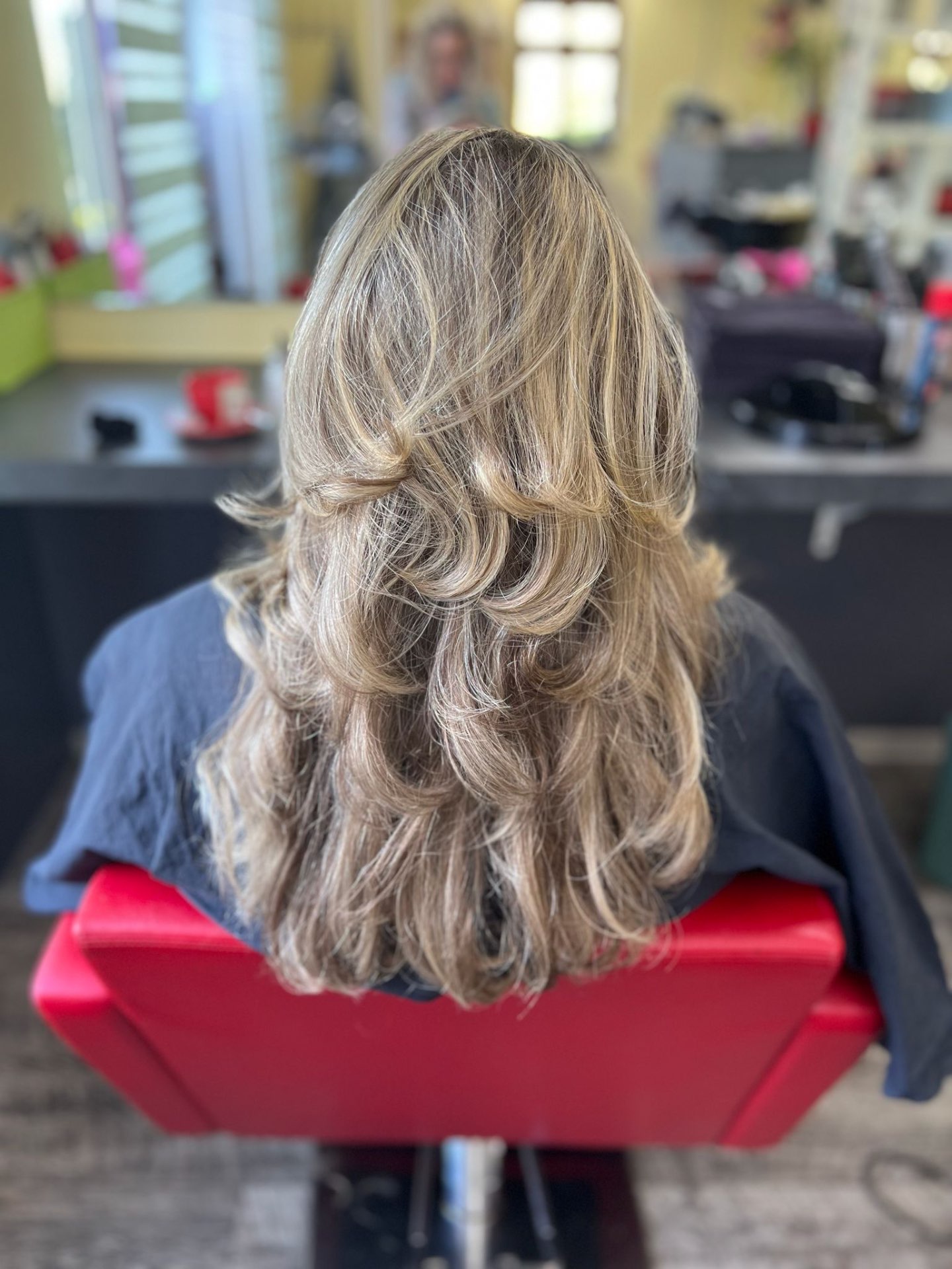 Stufiger Schnitt in Blond mit fließenden Längen