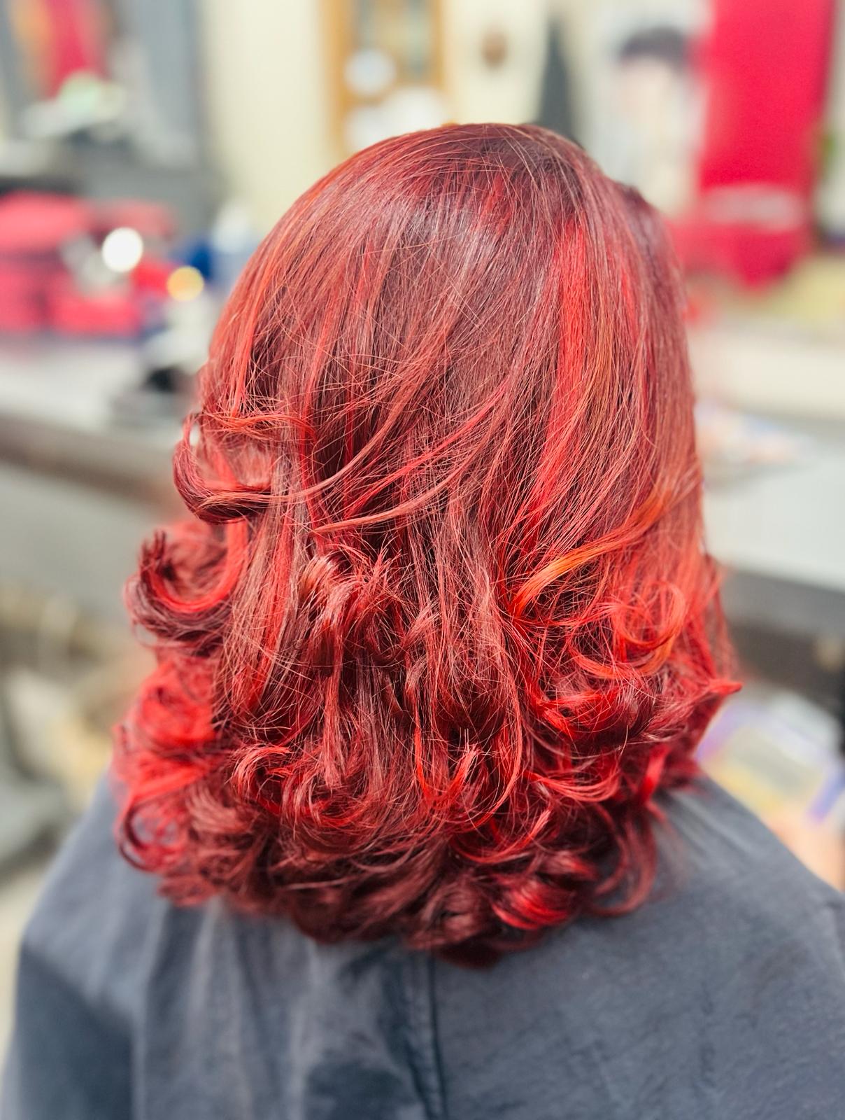 Leuchtende Rot-Coloration mit voluminösen Locken