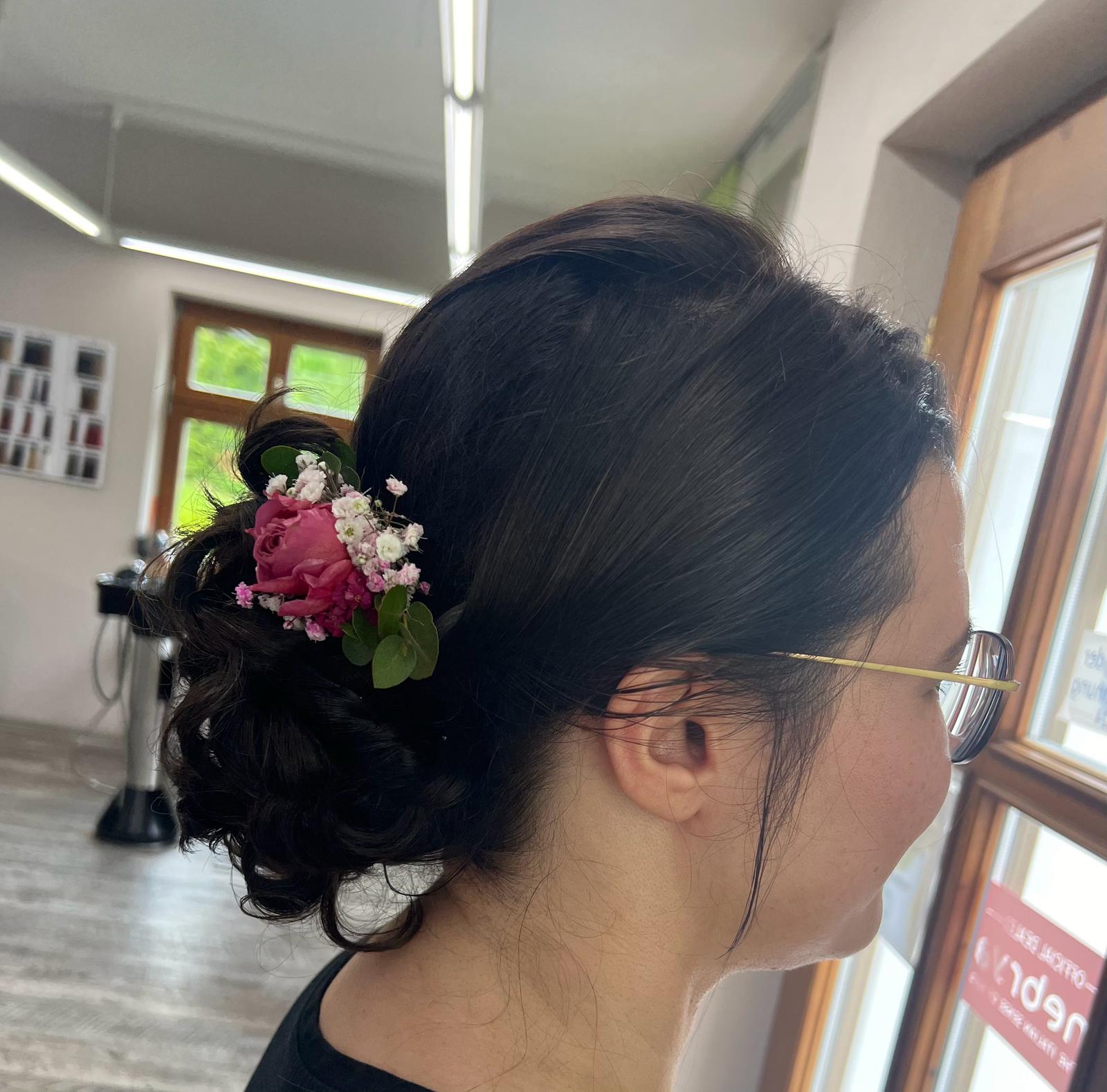 Eleganter Hochsteck-Look mit echten Blüten